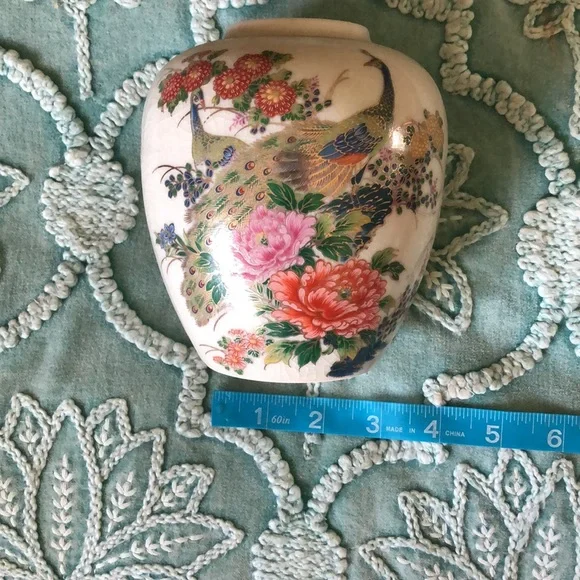 Small Beige & Metallic Gold Japanese Porcelain Ceramic Jar With Peacock Birds - Picture 12 of 15